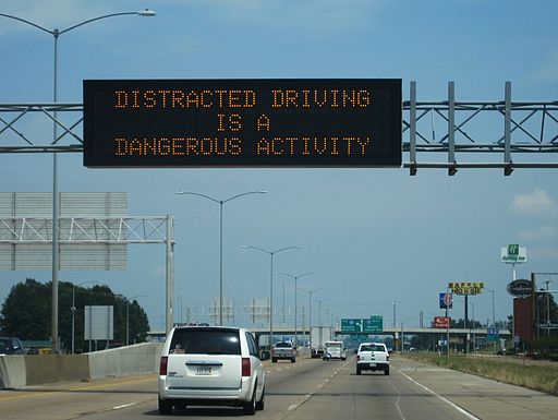 512px-I-55_I-40_West_Memphis_AR_distracted_driving_warning_sign